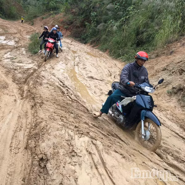 Hoan canh eo le cua gia dinh bo chet khong co tien dam ma