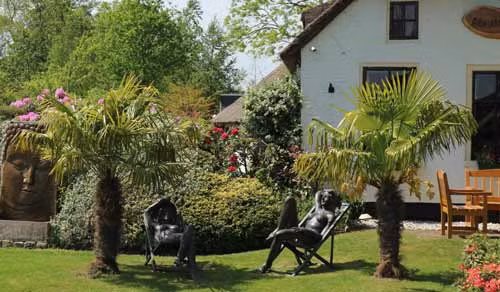 Du khách sẽ bị xao xuyến bởi mùi cỏ non, mùi lúa trổ đòng đòng hay mùi lúa mùa gặt… Không gian yên bình, tất cả mọi thứ ở đây đều trôi qua một cách nhẹ nhàng và thanh bình - những giây phút thư giãn tuyệt vời cho du khách sau những ngày bộn bề kiếm sống. Nét quyến rũ và vẻ đẹp của Giethorn toát lên từ khung cảnh thiên nhiên tươi đẹp, những ngôi nhà cổ, những con thuyền lững lờ trên dòng kênh cùng với những cây cầu gỗ mộc mạc. Khách du lịch sẽ được tham quan những khu trưng bày, giới thiệu về cuộc sống cùng rất nhiều nét văn hóa truyền thống của ngôi làng trong hơn 100 năm qua.