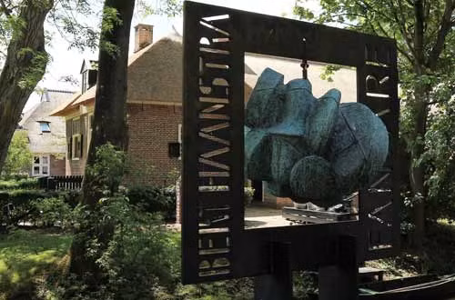 Thăm Githoorn, du khách có thể cảm nhận được cuộc sống yên ả cùng cảnh vật thiên nhiên như trong mơ của nông thôn xứ Overijssel. Xen giữa những ngôi nhà mái tranh kiểu Hà Lan là những vườn cỏ xanh mướt bên những con kênh, những bầy dê, ngựa thong dong gặm cỏ trong tiếng ríu rít của đàn gà, tiếng chim hót vừa thanh bình vừa huyền ảo... Ở Giethoorn, đến nay cư dân vẫn duy trì nóc nhà truyền thống hình tháp rất độc đáo làm bằng cỏ lau rất bền và vững chắc, sử dụng được ít nhất 40 năm; hơn nữa, lại mát mẻ vào mùa hè và ấm áp vào mùa đông, chịu được nắng và gió.