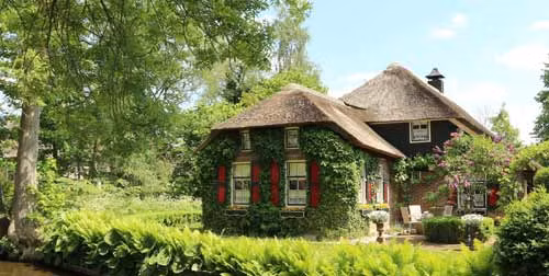 Giethoorn vốn là một khu tự trị biệt lập, đến năm 1973, ngôi làng đã trở thành một phần của Brederwiede và từ 2001 thuộc về quận Steenwijkerland, tỉnh Overijssel của Hà Lan. Những cư dân đầu tiên của ngôi làng đã tìm thấy các mỏ than bùn ở Giethoorn và họ khai thác trong nhiều năm. Những bãi đào than bùn sau đó đã trở thành những hồ nước, nhiều hòn đảo mới đã được bồi đắp. Ngôi làng hiện là nơi sinh sống của 2.600 người dân, mỗi ngôi nhà nằm trên một hòn đảo riêng biệt. Bao quanh làng là những kênh rạch với chiều dài 7,5km, và kết nối bằng 176 chiếc cầu gỗ.
