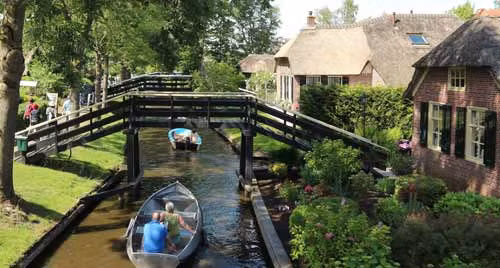 Đến Giethoorn, du khách sẽ tin câu chuyện cổ tích về vẻ đẹp bốn mùa. Hầu như mỗi nhà ở Giethoorn đều có vườn hoa được chăm sóc cẩn thận. Mỗi khi xuân về, trong vườn cây cối đâm chồi nẩy lộc, hoa đua nhau nở, gia cầm tung tăng đùa giỡn, gia súc ung dung gặm cỏ, trên mặt hồ in bóng ngôi nhà nhỏ trên một nền trời xanh biếc. Đến với Giethoorn trong cái không khí se se lạnh và nắng dịu của những ngày đầu xuân, ngồi trên những chiếc xuồng nhỏ men theo những con kênh lớn, rồi lách vào những con rạch nhỏ, du khách sẽ như thả hồn "lạc trôi" trước nét đẹp hài hòa không tì vết và sự trau chuốt chi tiết của từng chiếc cầu, mái nhà, cụm hoa, mảng cỏ...