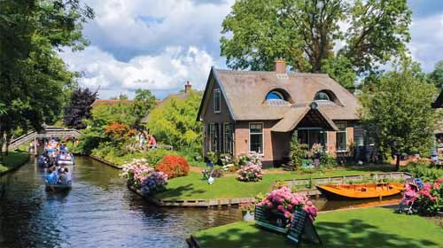 Song cham o ngoi lang khong co duong, den nha nhau phai cheo thuyen