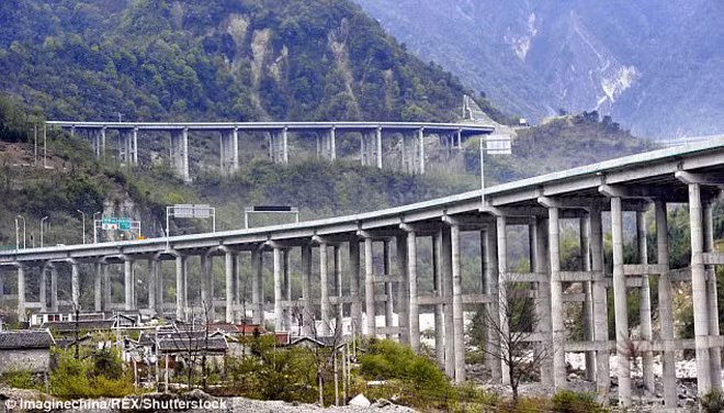 Cây cầu nằm trên độ cao cách mặt nước biển 2.500 m và có chiều dài 1,8 km.