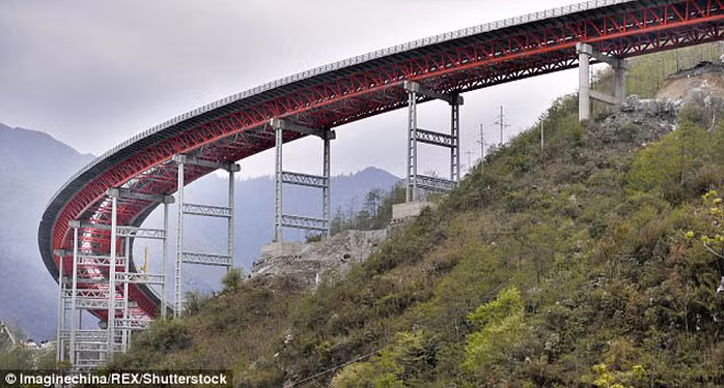 Cây cầu được xây dựng bằng vật liệu thép kết hợp với bê tông và có cấu trúc lượn vòng cung trông như đường ray tàu lượn siêu tốc.