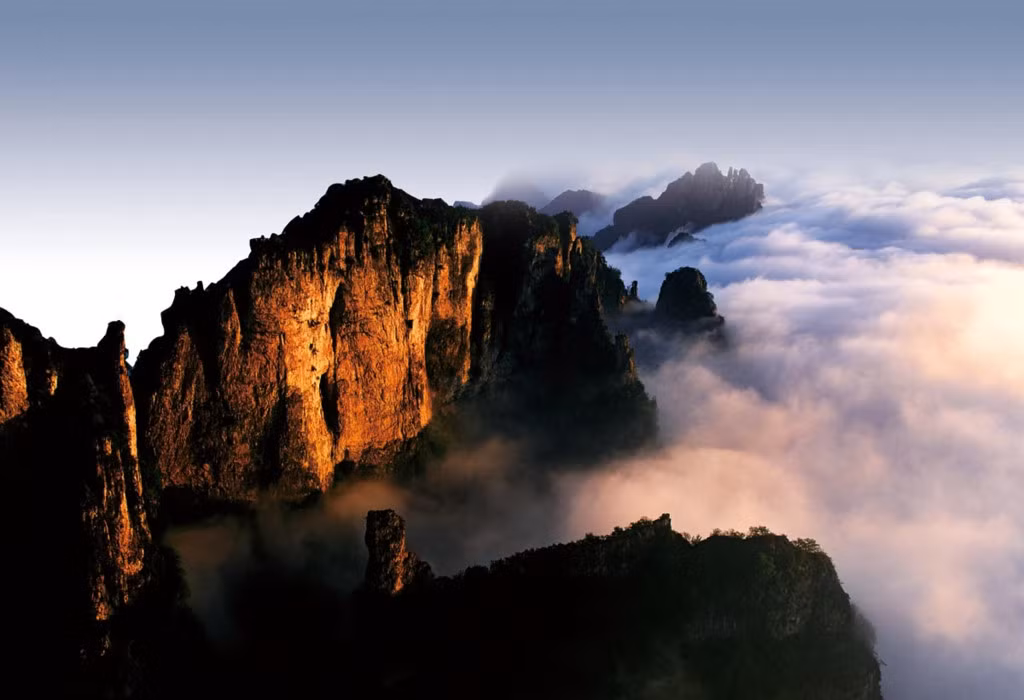 Bản doanh phái Hằng Sơn: Kiếm phái Hằng Sơn nằm trên núi Hằng Sơn ở tỉnh Sơn Tây. Đời đời đệ tử đều là nữ giới. Hằng Sơn có đỉnh cao nhất là Thiên Phong Lĩnh (2.016 m), phong cảnh vừa hùng vĩ, vừa hiểm trở, với nhiều đền chùa, miếu mạo. Ảnh: Shanxichina.