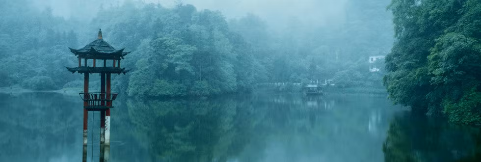 Đây đúng là nơi sơn thủy hữu tình, với những ngôi đền cổ kính trong làn sương mỏng, giữa không gian rừng núi xanh tươi. Núi Thanh Thành cùng công trình thủy lợi Đô Giang Yển đã được UNESCO công nhận là Di sản thế giới. Ảnh: Iflying.