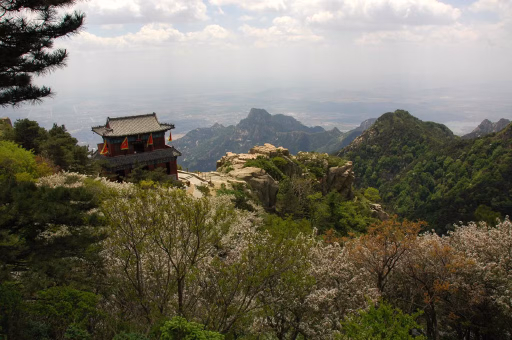 Thái Sơn có đỉnh Ngọc Hoàng cao 1.545m so với mặt nước biển, thế núi hiểm trở, có nhiều đền chùa miếu mạo linh thiêng. Ảnh: Chinatravelca.