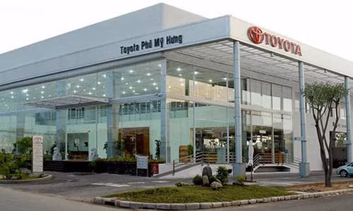 Cac dai ly o to kiem loi the nao giua "con bao" giam gia?