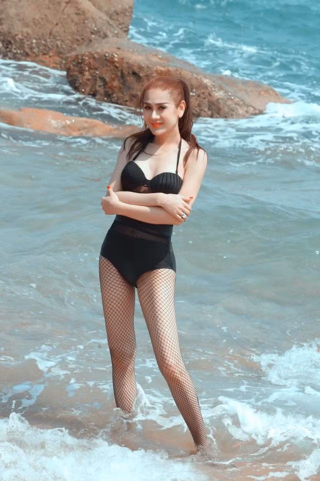 Cuối năm 2001, Lâm Khánh Chi khi đó chưa phẫu thuật chuyển giới cho phát hành VCD ghi hình live show "Bước nhảy đầu tiên". Chỉ vài tháng sau đó, ca sĩ được rất nhiều bầu show săn đón ở mọi thể loại chương trình âm nhạc. "Cát sê của tôi từ 200.000 đồng đã liên tục tăng lên chóng mặt: 4 triệu, 10 triệu, 15 triệu và đỉnh điểm là 25 triệu đồng cho một lần xuất hiện khi giá vàng chỉ tầm 5 triệu đồng/cây. 15 triệu đồng là mức cátsê dành cho ca sĩ hạng A thời điểm đó. Tôi đã nhanh chóng leo lên thứ hạng mơ ước này.