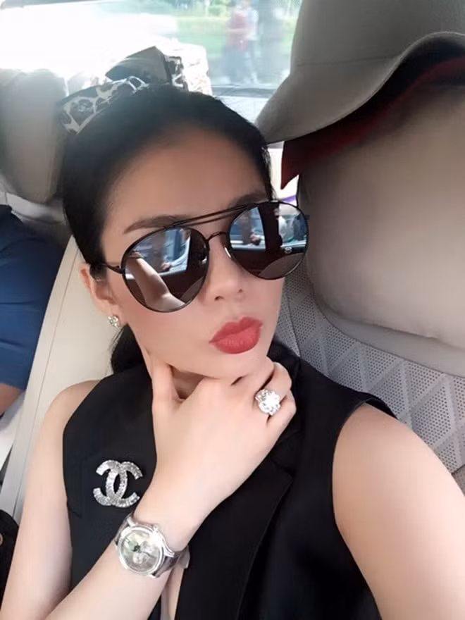 Vừa qua, Lệ Quyên không ngại khoe chiếc Bentley khiến dân tình phải trầm trồ về mức độ chịu chơi của nữ ca sĩ. Giọng ca gốc Hà Nội từ chối trả lời về dòng xe cũng như số tiền phải bỏ ra để rước chiếc xế cưng. Tuy chưa biết rõ dòng xe mà Lệ Quyên đang sử dụng, nhưng giới chơi xe cho biết, để sở hữu được một chiếc Bentley, người mua phải chi tầm hơn 20 tỷ đồng. Trước đó, bà mẹ một con từng sở hữu chiếc xe có giá 5 tỷ đồng.