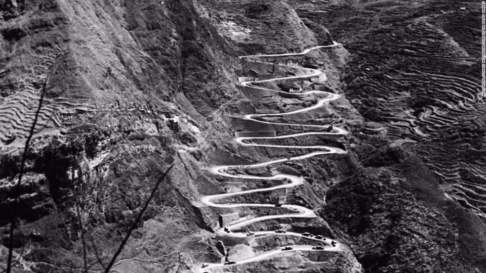 Con đường này được xây dựng lần đầu vào năm 1936. Đến năm 1943, dưới sự trợ giúp của quân đội Mỹ, con đường mới được hoàn thành cho mục đích vận tải quân sự đến “thủ đô kháng chiến” Trùng Khánh. Ảnh: Getty Images.