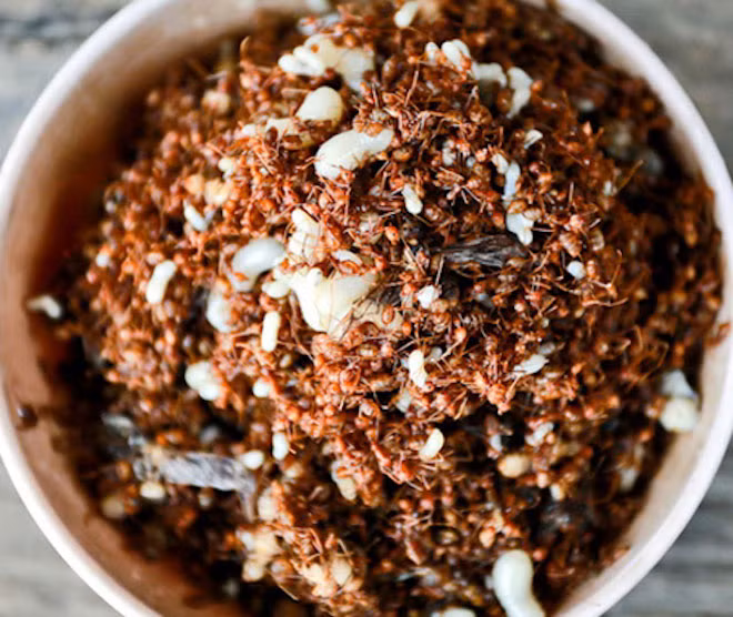 Cá gỏi kiến vàng Đến huyện Sa Thầy (nơi sinh sống của dân tộc Rơ Măm), bạn sẽ phải thức thức món cá gỏi kiến vàng độc và lạ. Món ăn mới nghe tên nhiều người cảm thấy sợ, nhưng khi được ăn rồi muốn ăn nữa.