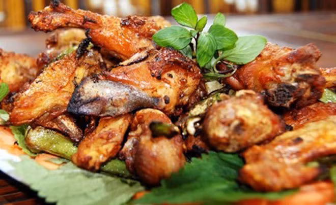 Thịt nhím Thịt nhím với vị ngọt, tính lạnh có tác dụng bổ dưỡng, nhuận tràng, có thể chế biến thành nhiều món ăn hấp dẫn, như nhím nướng than hồng, thịt nhím nhồi ống lồ ô, canh xương nhím nấu bột bắp, nhím gói lá dong,…