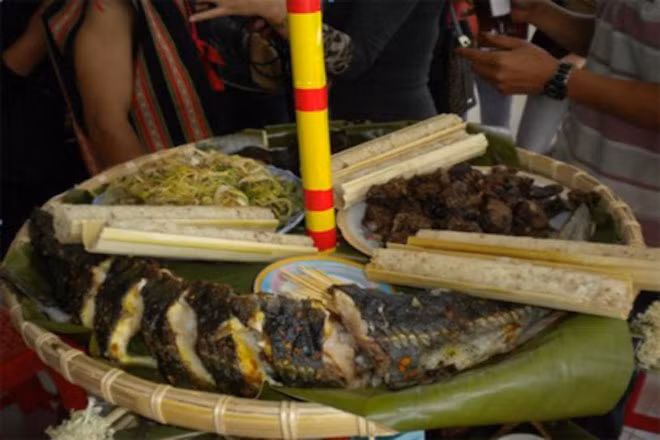 Cá tầm nấu măng Cao nguyên Măng Đen (Kon Tum) là vùng có nhiều hồ, nước mát lạnh quanh năm. Vì vậy cá hồi, cá tầm được nuôi và sinh trưởng rất thuận lợi. Cá tầm là loại cá xương sụn, toàn bộ hệ thống xương của cá cũng như đầu cá đều cấu tạo từ sụn, thịt cá tầm trắng, dai, có vị béo ngậy, thành phần dinh dưỡng cao, dễ hấp thụ.