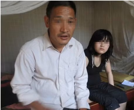 Be gai 14 tuoi ba lan mang thai khien bo me soc ngat-Hinh-3