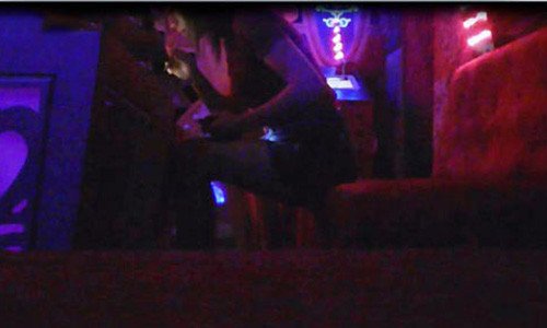 Tiếp viên tên N. đang nghiền bột chia thành từng rãnh nhỏ trước khi "phê". (Ảnh cắt từ clip)