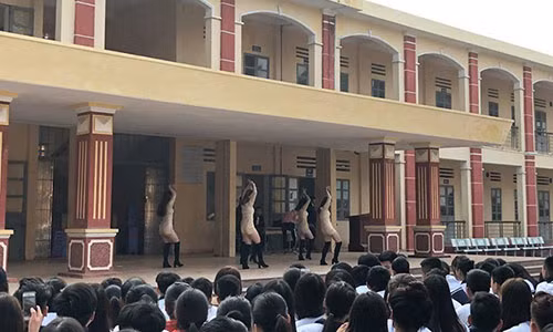 Tiết mục bị cho rằng phản cảm tại trường THPT Bất Bạt, Ba Vì, Hà Nội. Ảnh cắt từ clip.