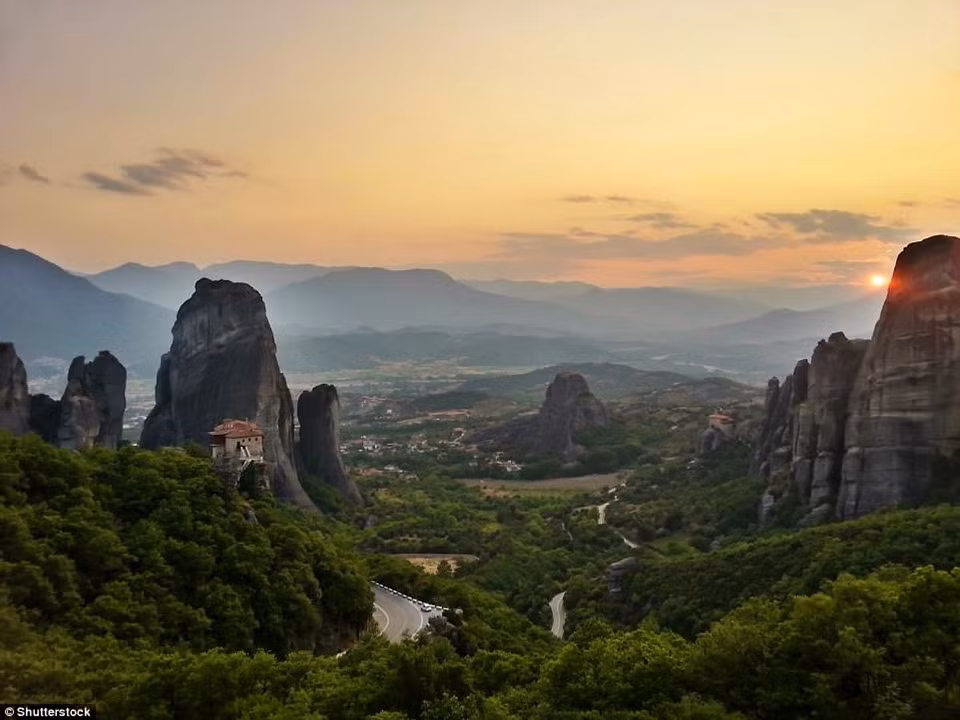 Metéora, Kalabaka, Hy Lạp: Meteora nổi tiếng nhất với các tu viện chính thống, nằm trên tháp ở trung tâm Hy Lạp. Đến Meteora leo núi, du khách có 2 lựa chọn giữa các tuyến đường "hiện đại" có đai sắt và các tuyến đường cũ, được gọi là "kinh điển". Trong đó, tuyến đường leo núi đặc biệt nhất có thể kể đến là ngọn tháp Spindle, cao 50 m. Độ khó của Spindle nằm ở việc ngọn tháp mỏng và trong 5 m đầu tiên khi leo hầu như không có hốc đá để bám vào.