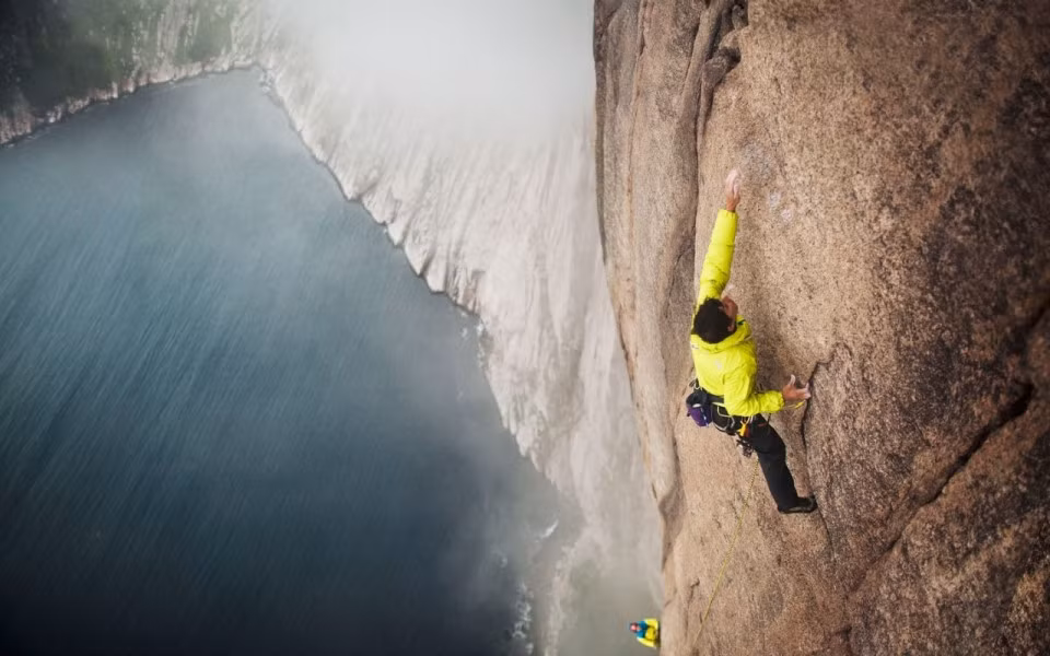 Devil's Bay Newfoundland, Canada: Devil's Bay ở Newfoundland, Canada, có các tuyến đường leo núi tuyệt vời. Caroline và James chia sẻ trong cuốn sách rằng vịnh Devil là một nơi kỳ diệu và huyền bí. Nơi đây mang đến cho du khách cảm giác giống như "địa ngục" trên trái đất, nhưng nếu may mắn, bạn sẽ có cơ hội tiếp cận những con đường mới cũng như một số vách đá khổng lồ thách thức những người leo núi. Ảnh: Americaaljazeera.