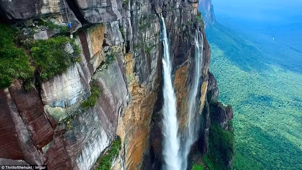 Salto Angel, Venezuela: Salto Angel là một thác nước ở Venezuela cao gần 1.000 m và là thác nước cao nhất thế giới. Nhóm những nhà thám hiểm nhanh nhất đã chinh phục thác nước bằng 12 ngày sống và leo lên vách đá. Trong 25 năm chỉ có 4 nhóm các nhà leo núi vượt thác Salto Angel. James và Caroline chia sẻ rằng đi đến nơi này là một “hành trình mệt mỏi” nhưng thú vị. Khi leo lên vách đá, bạn sẽ mất liên lạc với thế giới, xung quanh là rừng Amazon, biển mây và hàng nghìn tia sáng lấp lánh từ thác nước khi mặt trời lên.