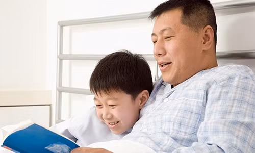 Con trai moi lop 4 da me doc va doc hang tram cuon sach