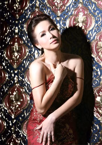 Người đẹp Bùi Bích Phương kết hôn khá muộn, năm 29 tuổi cô mới lập gia đình. Đăng quang cách đây gần 30 năm nhưng Bích Phương vẫn còn rất quyến rũ.