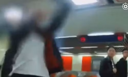 Co gai tre dien cuong tu coi quan ao giua chon dong nguoi