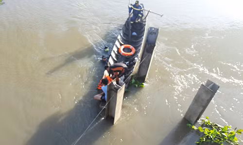 Thanh nien de lai xe may, cuon nhat ky tren cau roi nhay xuong song