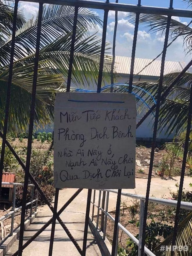 Không ít gia đình đã tự treo những tấm biển hiệu "từ chối tiếp khách", "nhường lại thực phẩm" đầy hài hước trước cửa nhà.