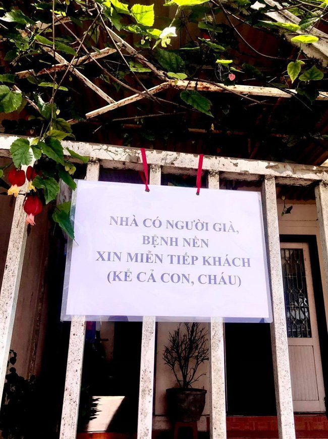 Thay vì thực hiện các biện pháp chống dịch khác, cụ bà đã treo luôn biển thông báo trước cửa với nội dung: “Nhà có người già, bệnh nền xin miễn tiếp khách (kể cả con cháu)”. Không chỉ vậy người bà này cũng chuẩn bị tới 50kg gạo, 3 thùng mì để sẵn sàng tự cách ly trong nhà thời gian tới.