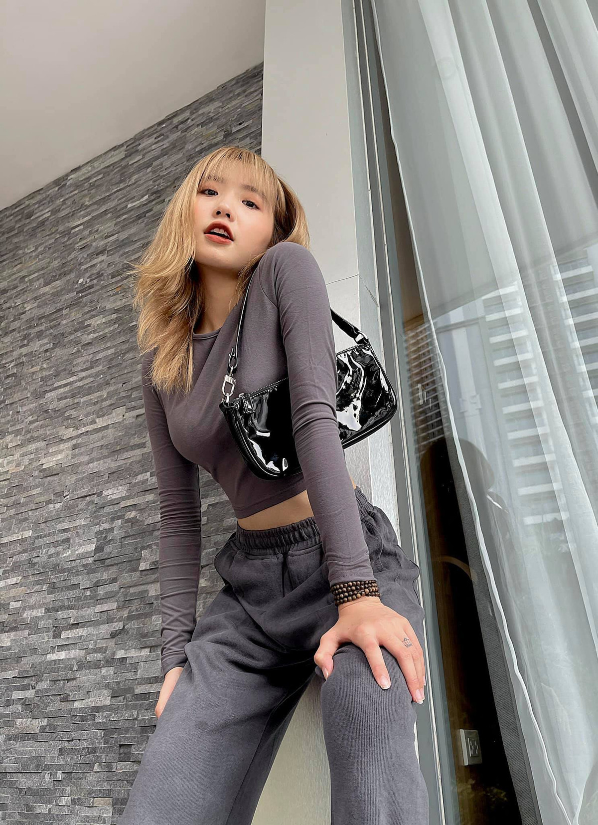 Sau tin đồn về việc Khánh Huyền yêu chàng Bụt, cộng đồng mạng lại càng dành thêm nhiều sự chú ý cho cô nàng.