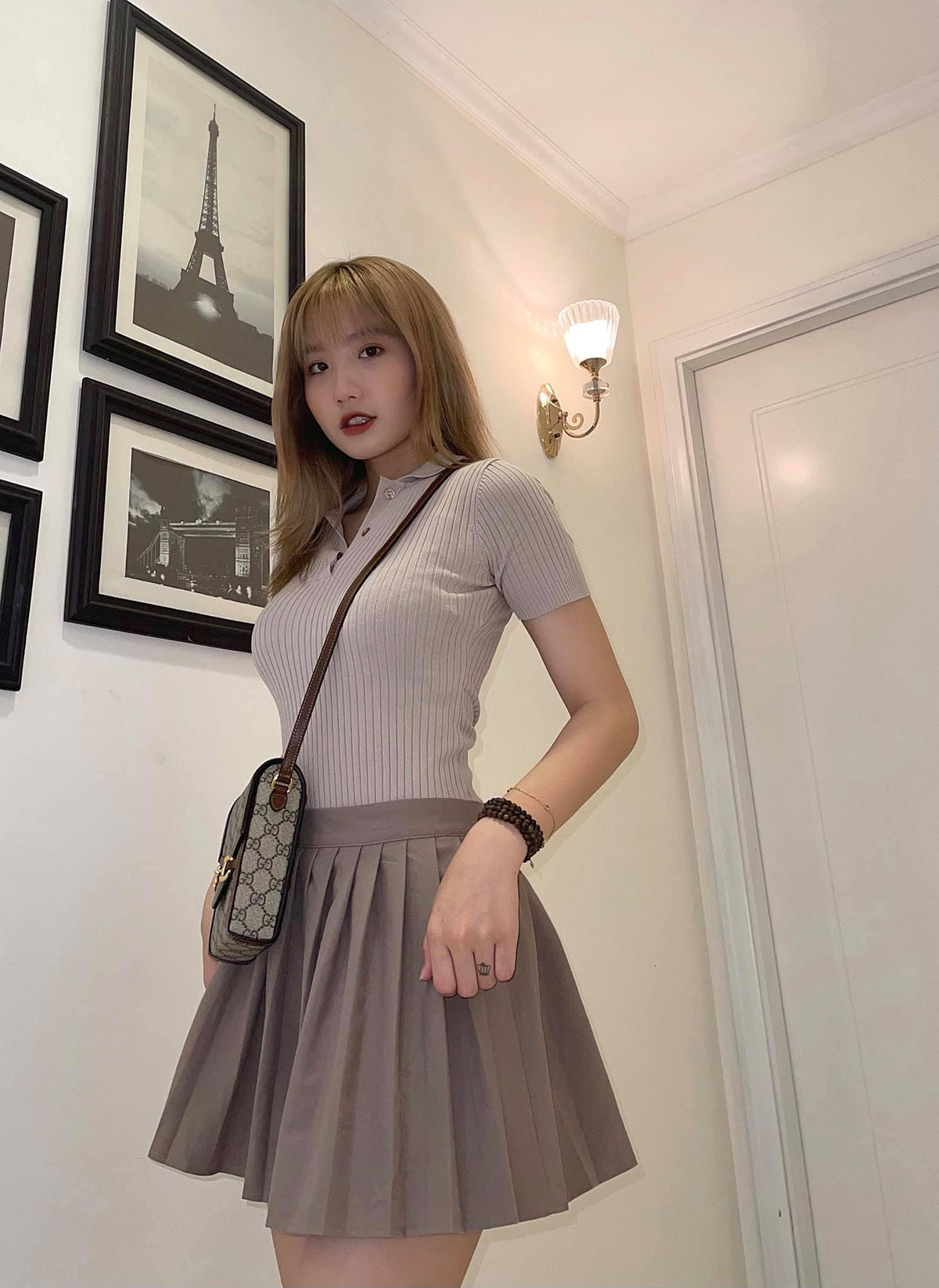 Khánh Huyền gây ấn tượng mạnh với các fan bởi gương mặt xinh xắn, dễ thương đúng chuẩn nữ sinh trung học và thân hình "bốc lửa" khó cưỡng lại.