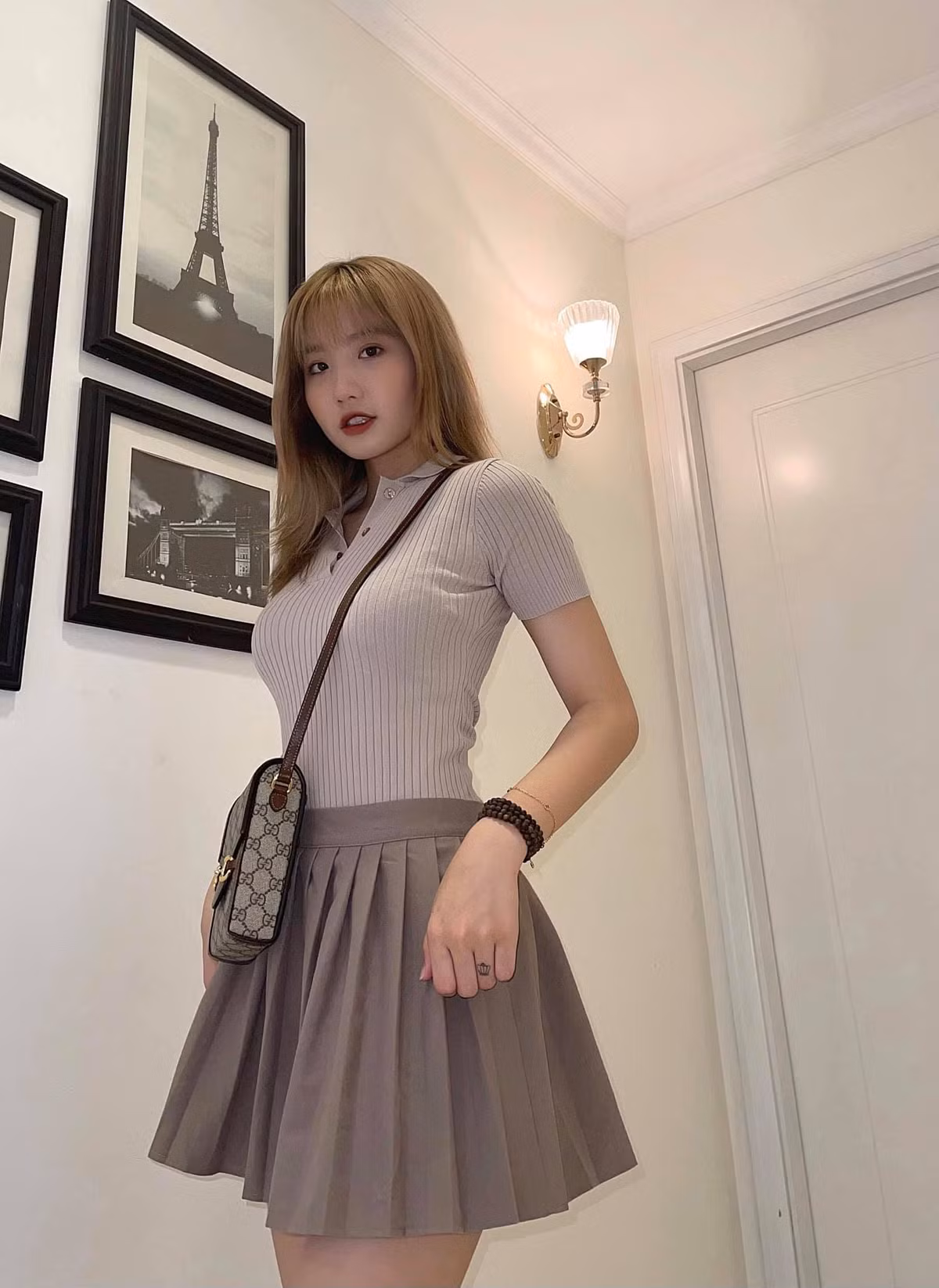 Khánh Huyền gây ấn tượng mạnh với các fan bởi gương mặt xinh xắn, dễ thương đúng chuẩn nữ sinh trung học và thân hình "bốc lửa" khó cưỡng lại.