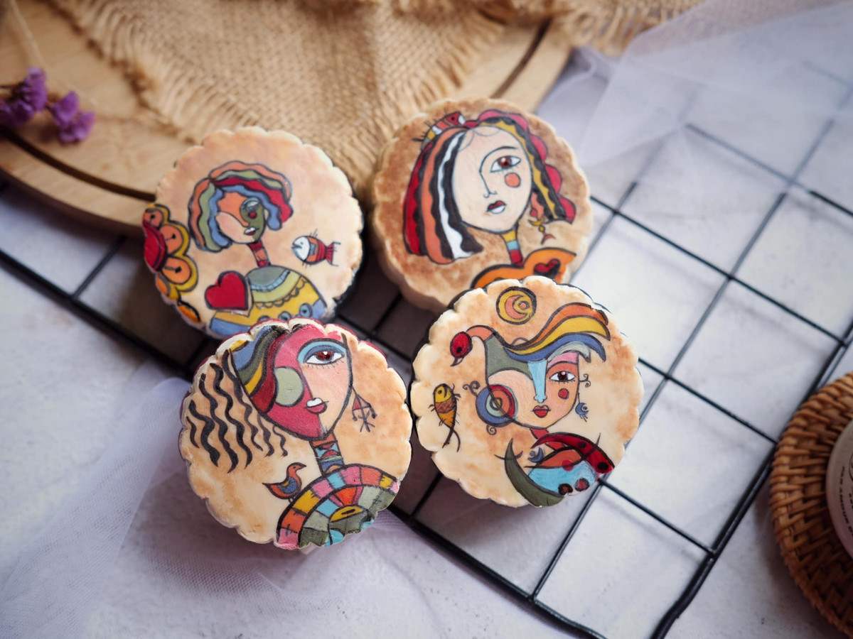 Thay vì tạo nên những chiếc bánh đơn điệu vốn có, Thuỳ Dương đã sáng tạo nên và "thổi hồn" vào bánh Trung thu bằng những tác phẩm hội hoạ cực độc đáo.