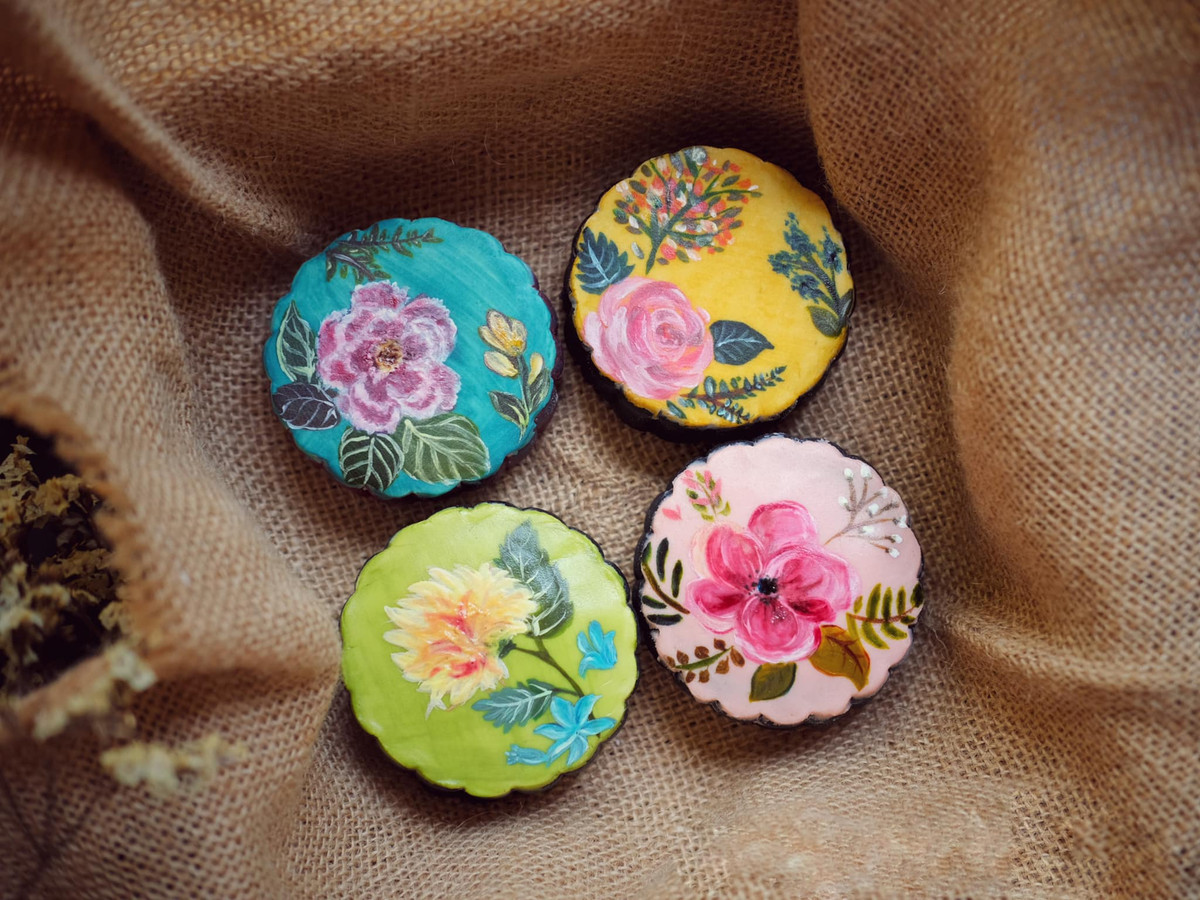 Khi vẽ Thuỳ Dũng dùng cọ và màu thực phẩm vẽ trực tiếp lên bánh, khi bức vẽ hoàn thiện, cô bỏ vào lò sấy để bánh được bảo quản tốt hơn.