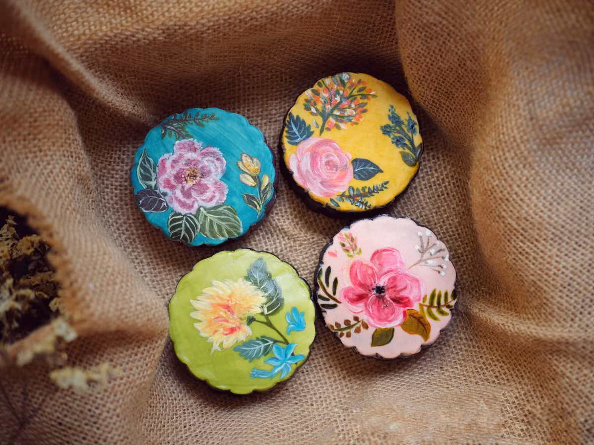 Khi vẽ Thuỳ Dũng dùng cọ và màu thực phẩm vẽ trực tiếp lên bánh, khi bức vẽ hoàn thiện, cô bỏ vào lò sấy để bánh được bảo quản tốt hơn.