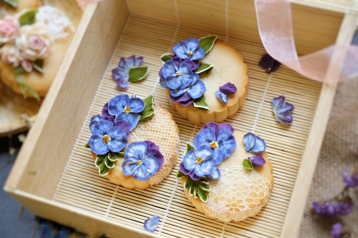 Không chỉ là chiếc bánh đơn điệu truyền thống đây sẽ là những tác phẩm nghệ thuật độc đáo qua bàn tay khéo léo của Thuỳ Dương.