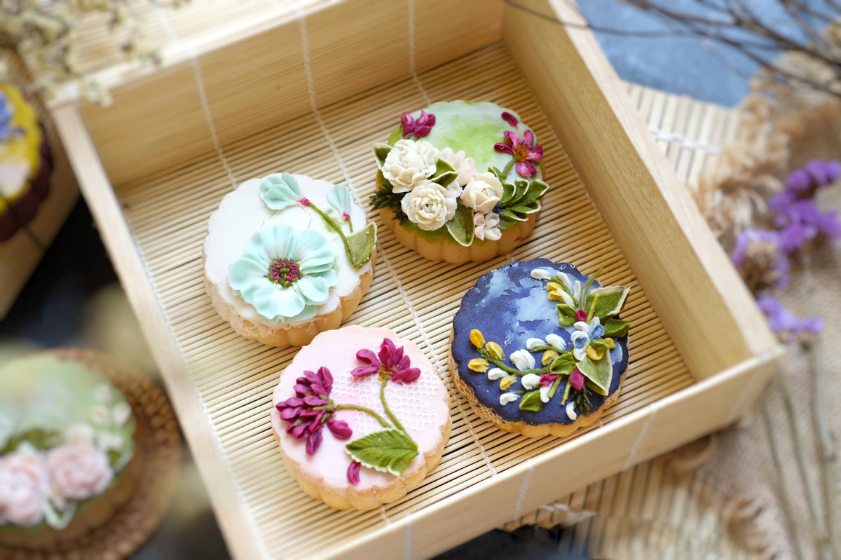 Những chiếc bánh độc đáo được thực hiện trong khoảng từ 10 đến 20 phút tuỳ thuộc vào độ cầu kỳ của hoa văn.