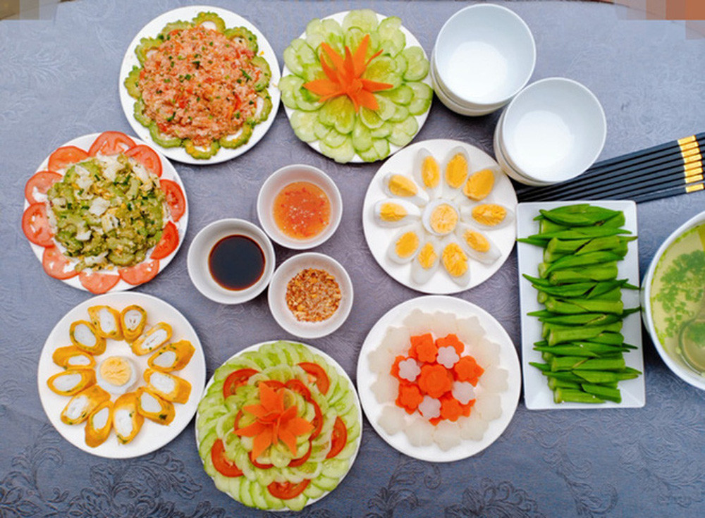 Thoạt nhìn qua, chắc hẳn ai cũng phải dành tặng lời khen cho chồng đảm này. Tuy nhiên những thánh soi lại nhanh mắt phát hiện điều bất thường trong mâm cơm gia đình, đó chính là có đến hai món giống nhau.