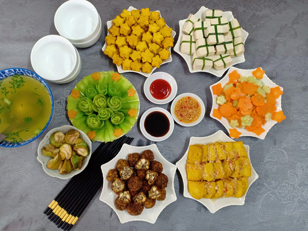 Dù đã soạn đủ 5 món thế nhưng có tận 2 đĩa đậu phụ y hệt nhau, 1 đĩa được rắc thêm tí dầu hành, 1 đĩa còn lại cứ chấm thẳng chén nước mắm là xong.