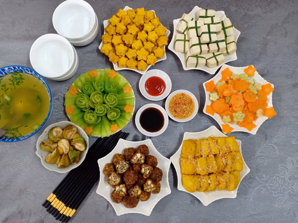 Dù đã soạn đủ 5 món thế nhưng có tận 2 đĩa đậu phụ y hệt nhau, 1 đĩa được rắc thêm tí dầu hành, 1 đĩa còn lại cứ chấm thẳng chén nước mắm là xong.