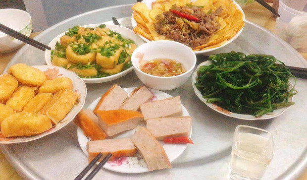 Mới đây, mâm cơm với 5 món cùng lúc của một anh chồng đảm sống ở Hà Nội đã khiến cư dân mạng bàn luận sôi nổi. Theo chia sẻ, mâm cơm này chỉ với 100 ngàn đồng đã có đủ đầy tất cả các món ai nhìn cũng nể phục.