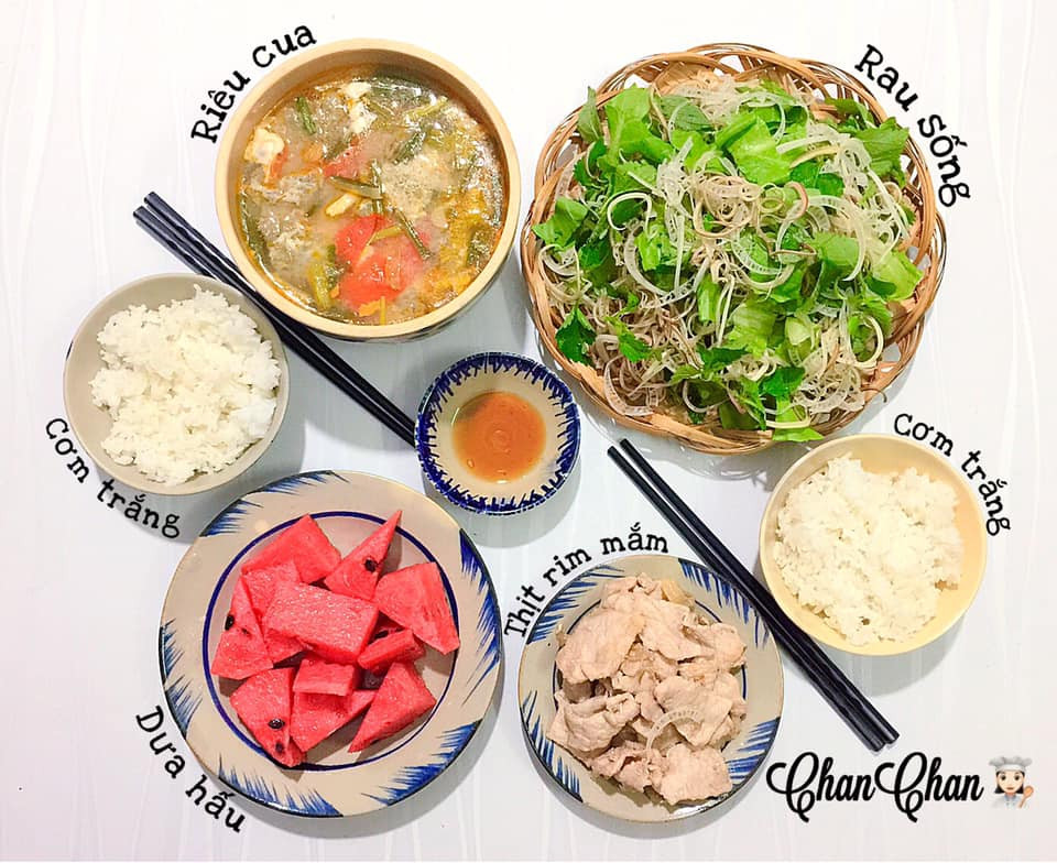 Nhìn những mâm cơm của các mẹ đảm giá xấp xỉ 100 ngàn đồng, ai nấy đều phải trầm trồ một hồi vì trông sao mà ngon mắt thế, chắc phải đắt đỏ lắm.