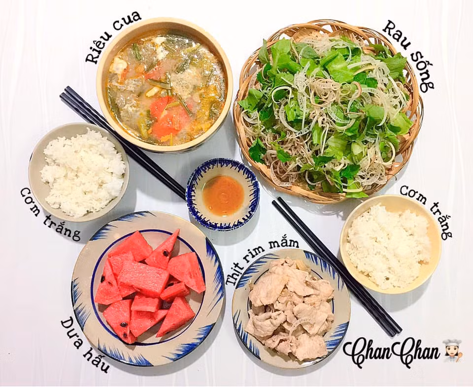 Nhìn những mâm cơm của các mẹ đảm giá xấp xỉ 100 ngàn đồng, ai nấy đều phải trầm trồ một hồi vì trông sao mà ngon mắt thế, chắc phải đắt đỏ lắm.