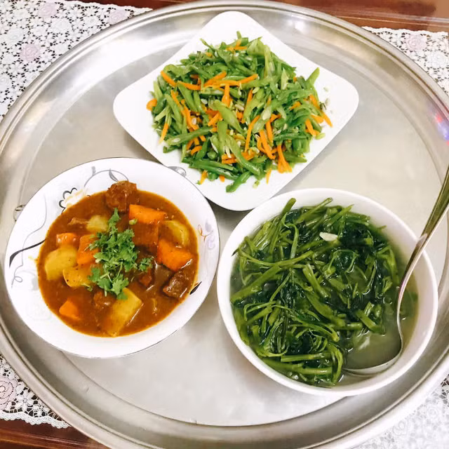 Mỗi bữa sẽ có 4 món: một món canh, một món rau luộc hoặc xào, một món chính và tráng miệng.