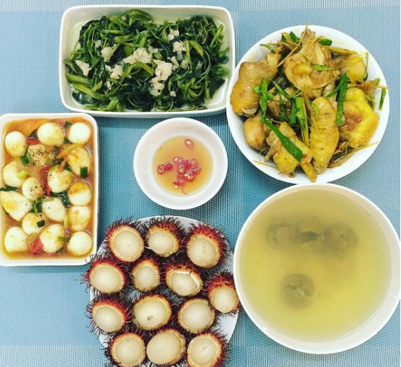 Những bữa cơm gia đình chỉ có giá 100 ngàn đồng xuất hiện khá nhiều trên MXH, nghe qua ngỡ rằng số tiền ít ỏi nhưng nếu biết cách mua và nấu nướng các mẹ đảm vẫn có thể cho ra đời mâm cơm đủ món hoàn hảo.