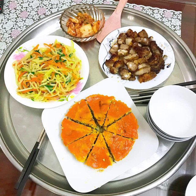 Nấu ăn đã khó, nhưng nấu mâm cơm đủ món với giá 100 ngàn đồng cho gia đình lại càng khiến các bà nội trợ đau đầu suy nghĩ.