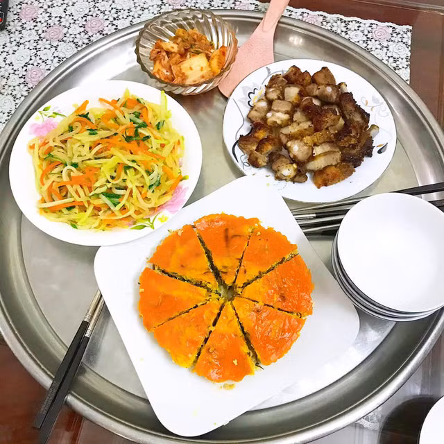 Nấu ăn đã khó, nhưng nấu mâm cơm đủ món với giá 100 ngàn đồng cho gia đình lại càng khiến các bà nội trợ đau đầu suy nghĩ.