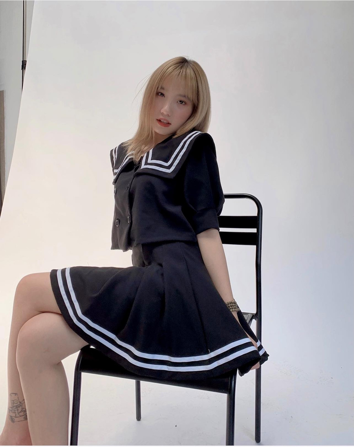 Tuy nhiên, chính những bức ảnh này khiến Huyền vấp phải nhiều chỉ trích. Những tấm ảnh táo bạo của cô được cho là không phù hợp với độ tuổi và nhận được rất nhiều "gạch đá". Ảnh: Tổng hợp