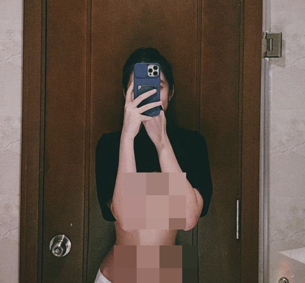 Khác với hình ảnh kín đáo bình thường, bạn gái tin đồn của doanh nhân Đức Huylại táo bạo vén áo khoe chân ngực vô cùng nóng bỏng.